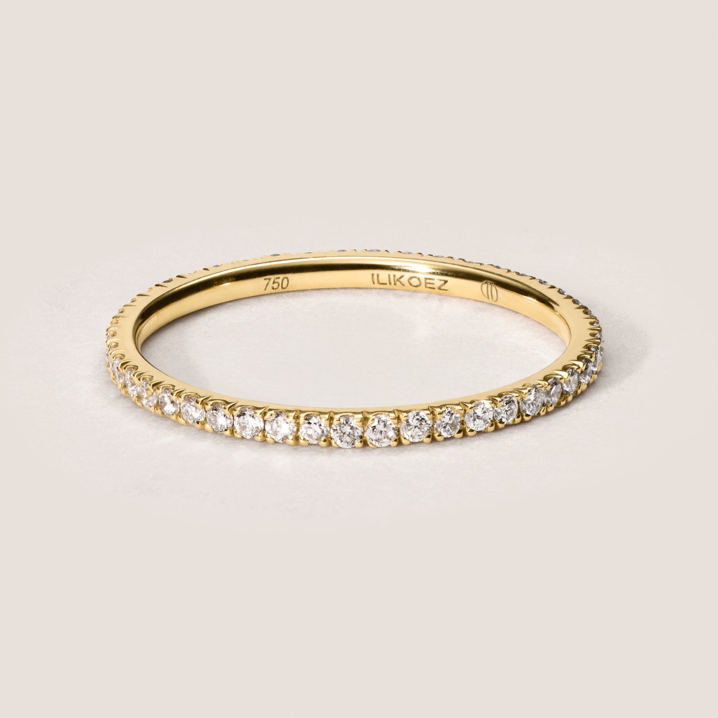 Zeitloser 18 Karat Gold Eternity Ring, besetzt mit ethischen Diamanten, symbolisiert ewige Liebe und Eleganz, handgefertigt von Ilikoez