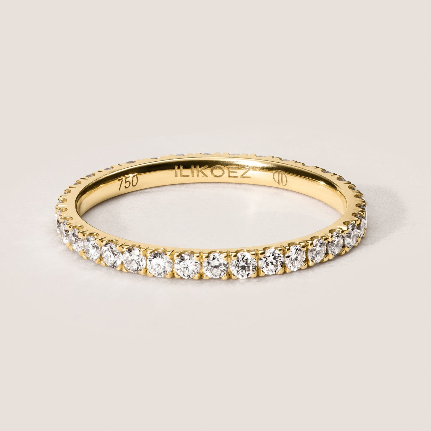 Klassischer Eternity Ring aus 18 Karat recyceltem Gold mit Pave Diamanten besetzt, fair und nachhaltig produziert