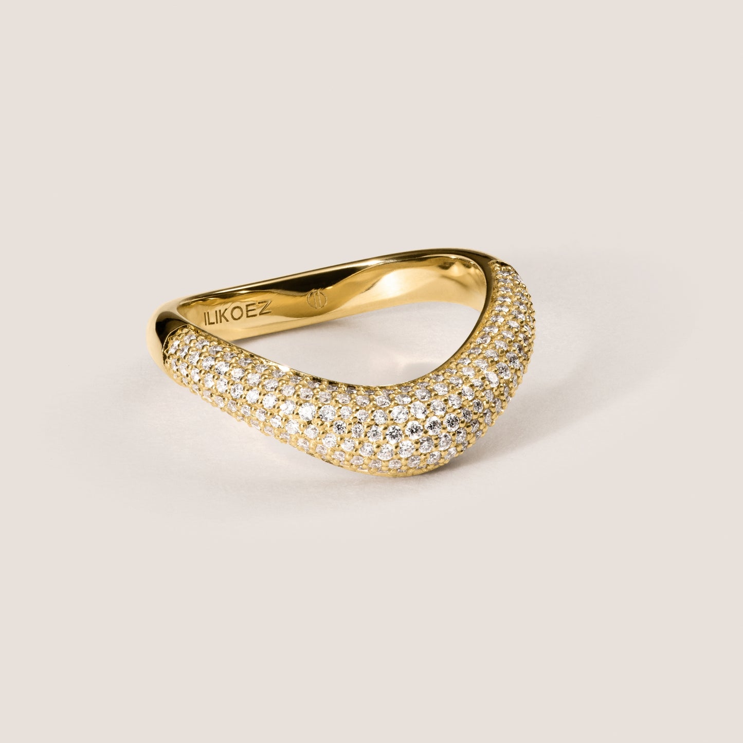 Eleganter Verlobungsring aus 18 Karat Gold und Pave Diamanten. Hochwertiger Schmuck, handgefertigt und nachhaltig von Ilikoez