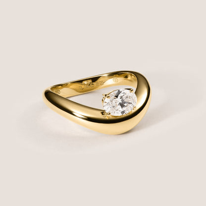 Solitaerdiamant Ring aus 18 Karat Gold mit skulpturalem Design und ovalem Labordiamanten. Perfekt auch als Verlobungsring geeignet.