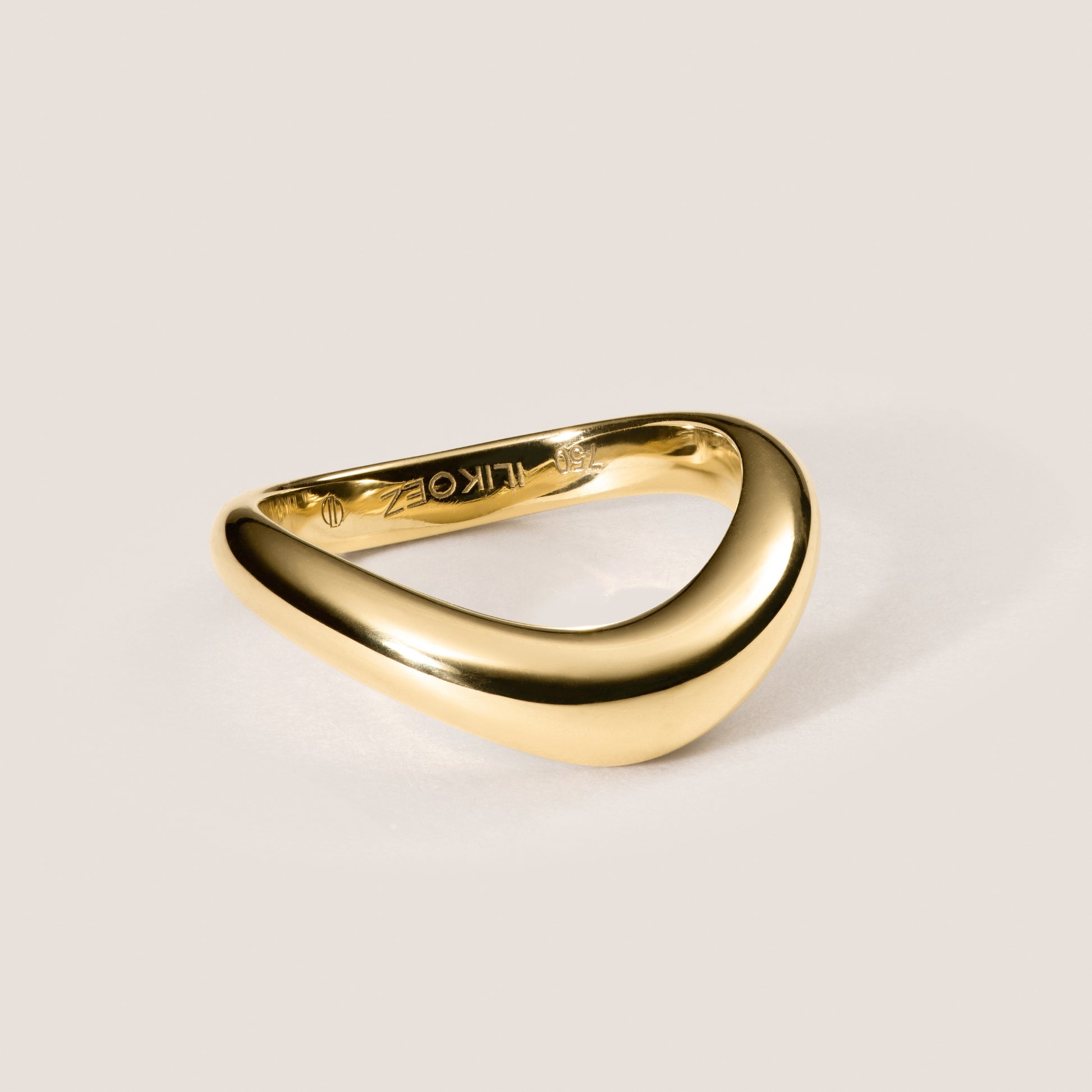 Edler Statement-Ring aus 18 Karat recyceltem Gold. Zeitloses Design, das Stärke und Eleganz für die Ewigkeit verkörpert. Fairer Schmuck von Ilikoez.