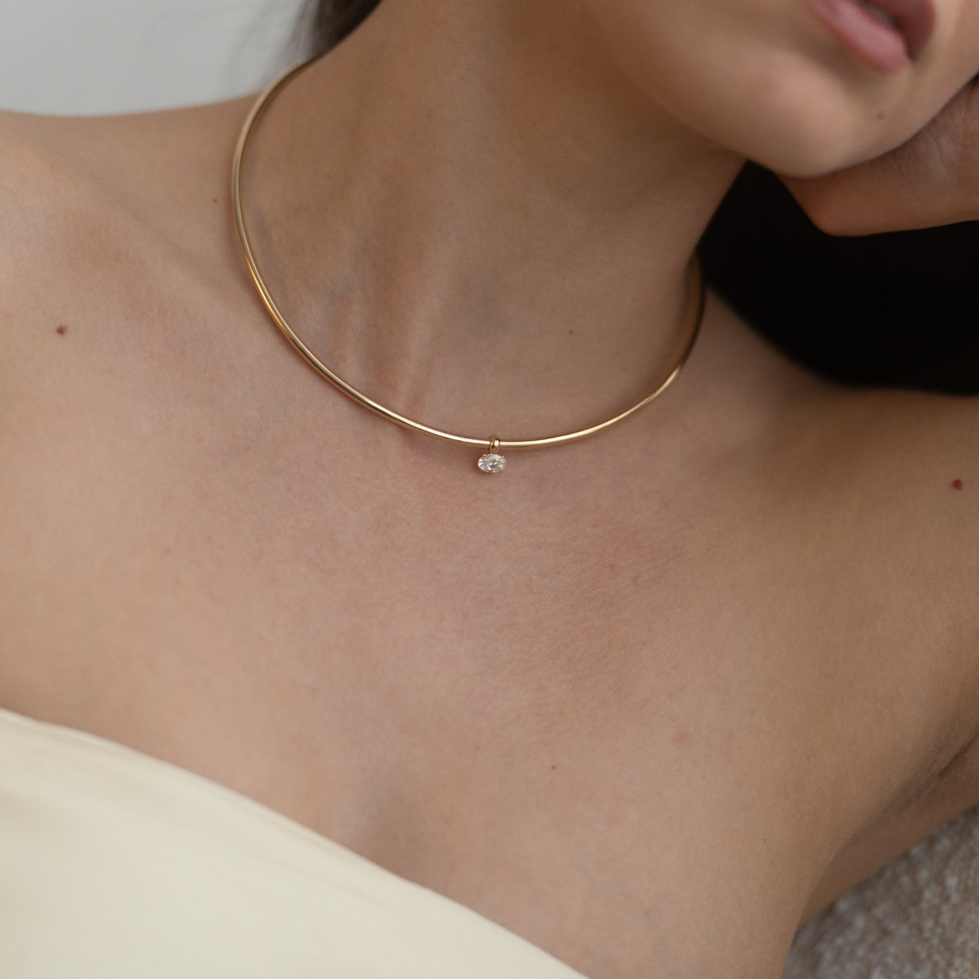 Balance Collier von Ilikoez – handgefertigte Halskette aus 18 Karat Gold mit ovalem Diamanten, stilvoll und elegant.